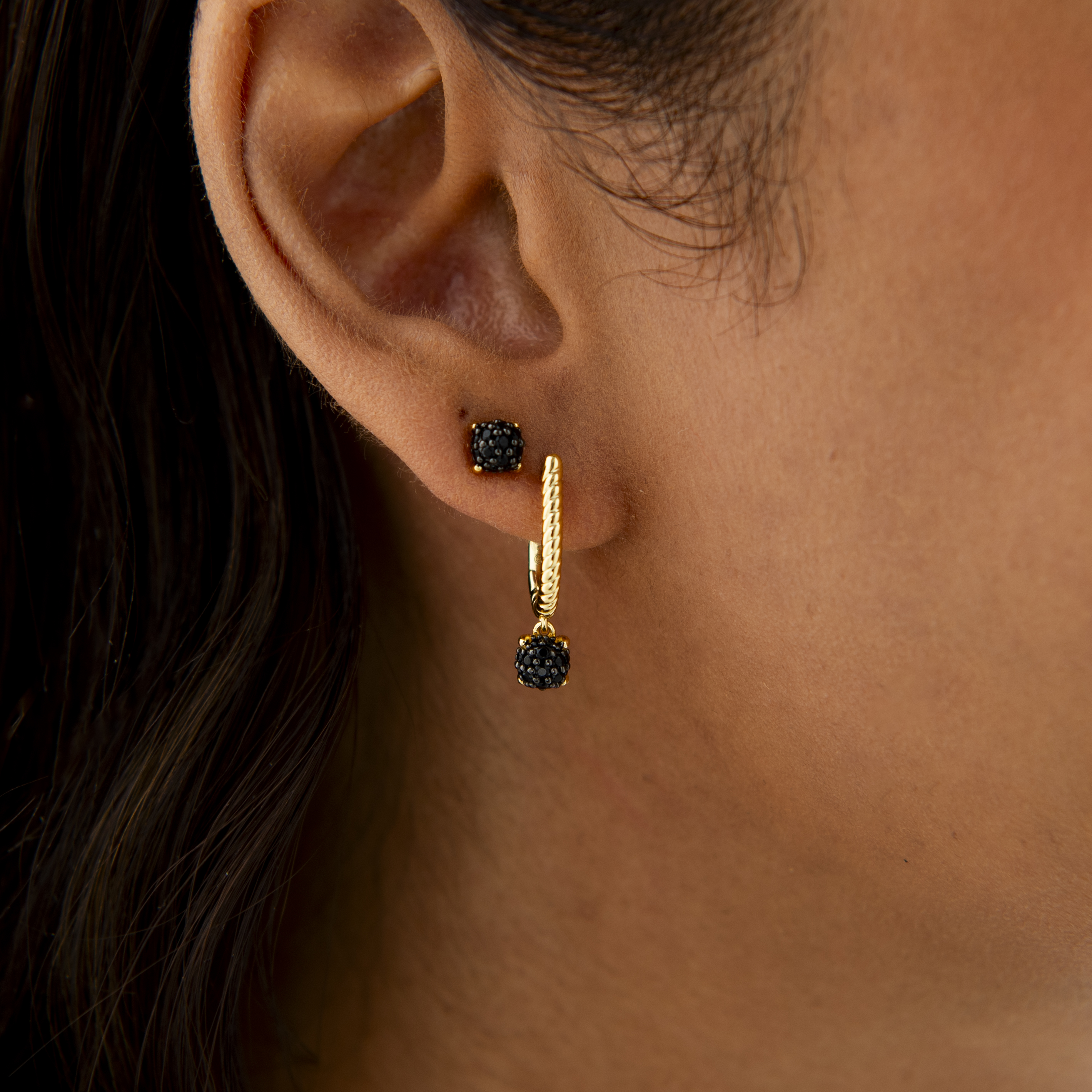 gold plated oorringen met zwarte zirkonia KC1041YZ