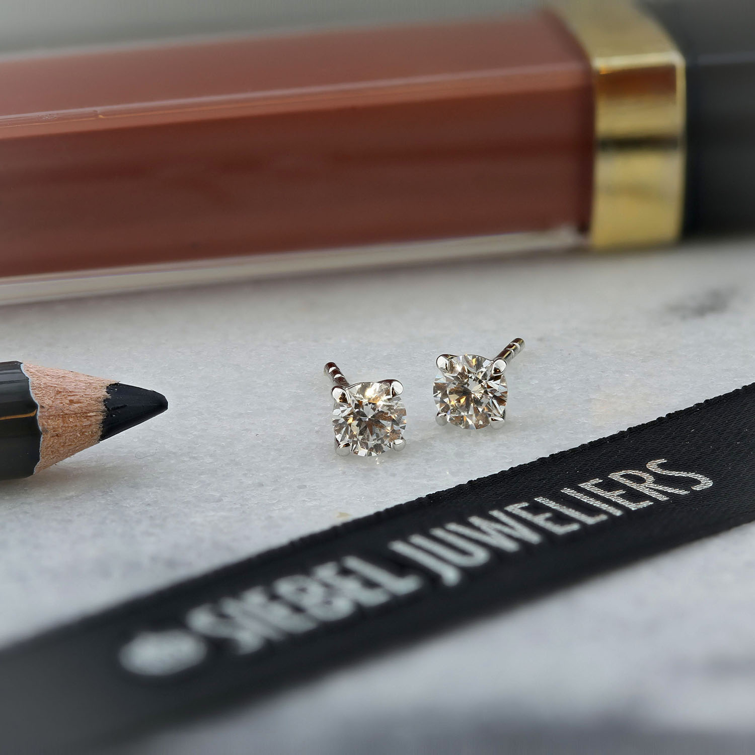 Witgouden oorknoppen met lab grown diamant E159-E23MK0002F-LG-050-W