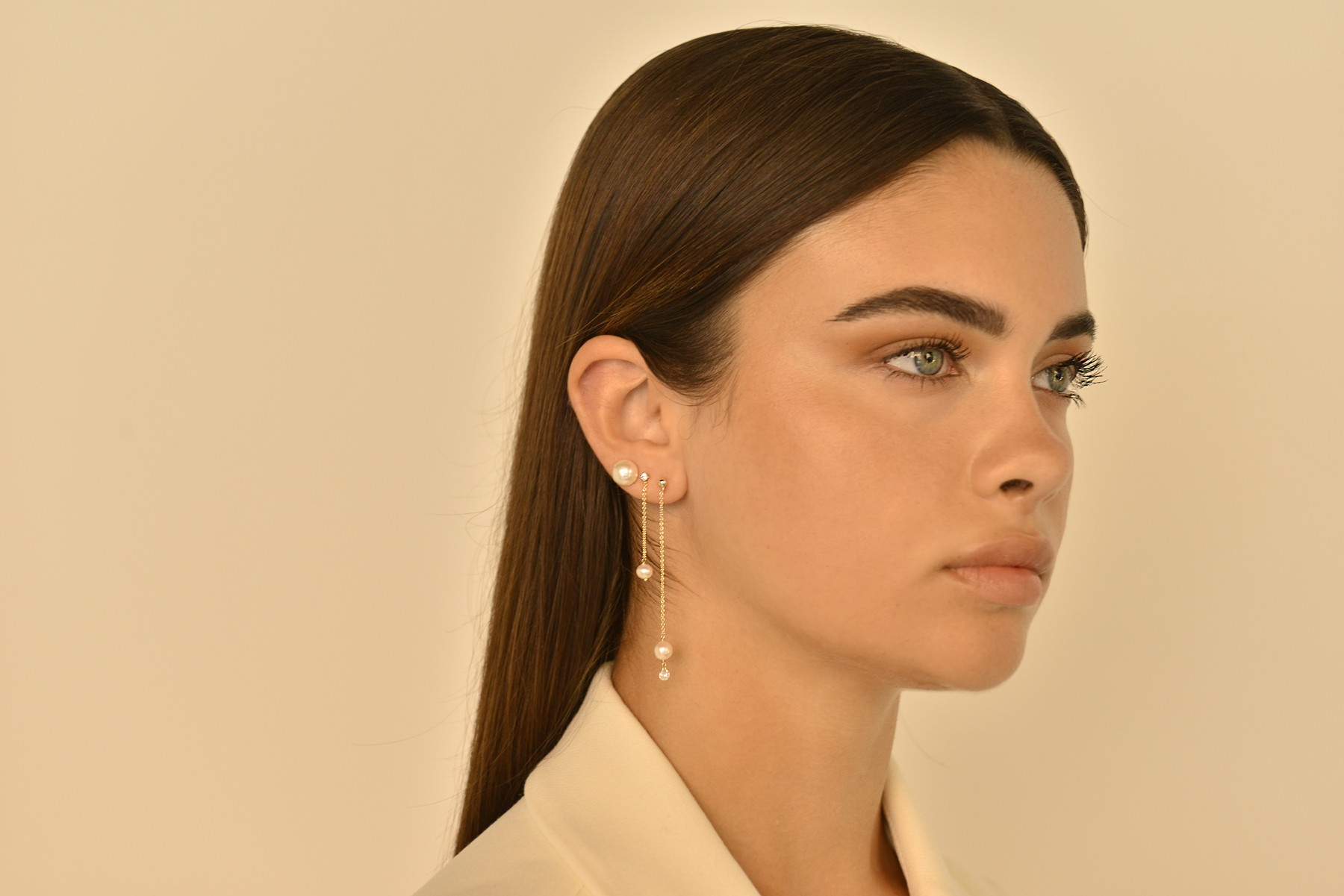 Oorhangers van gold plated  met parel en zirkonia 213A0324
