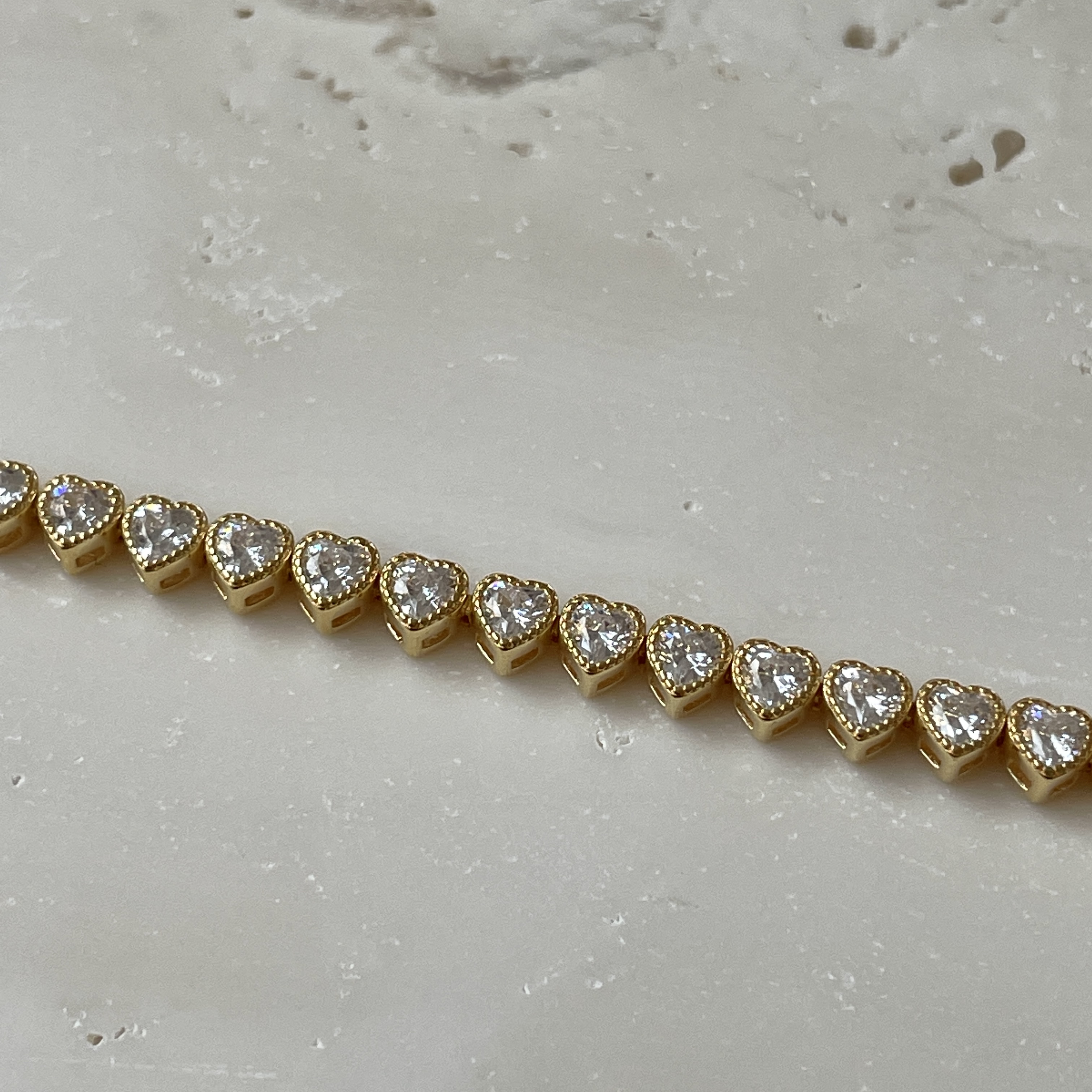 Tennisarmband gold plated  met zirkonia hartjes - 22445Y