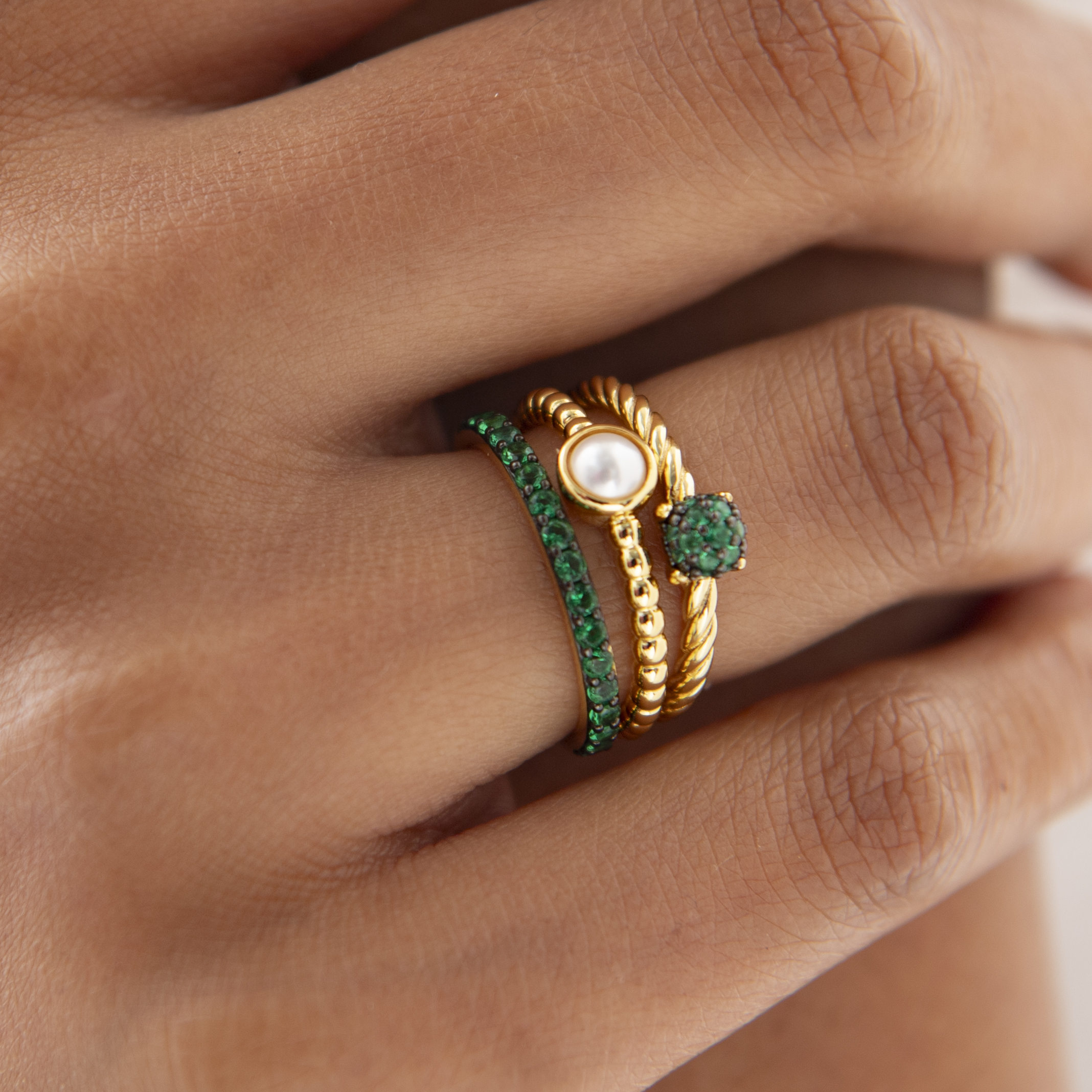 gold plated ring met groene stenen R066YG gold plated ring met groene stenen R066YG