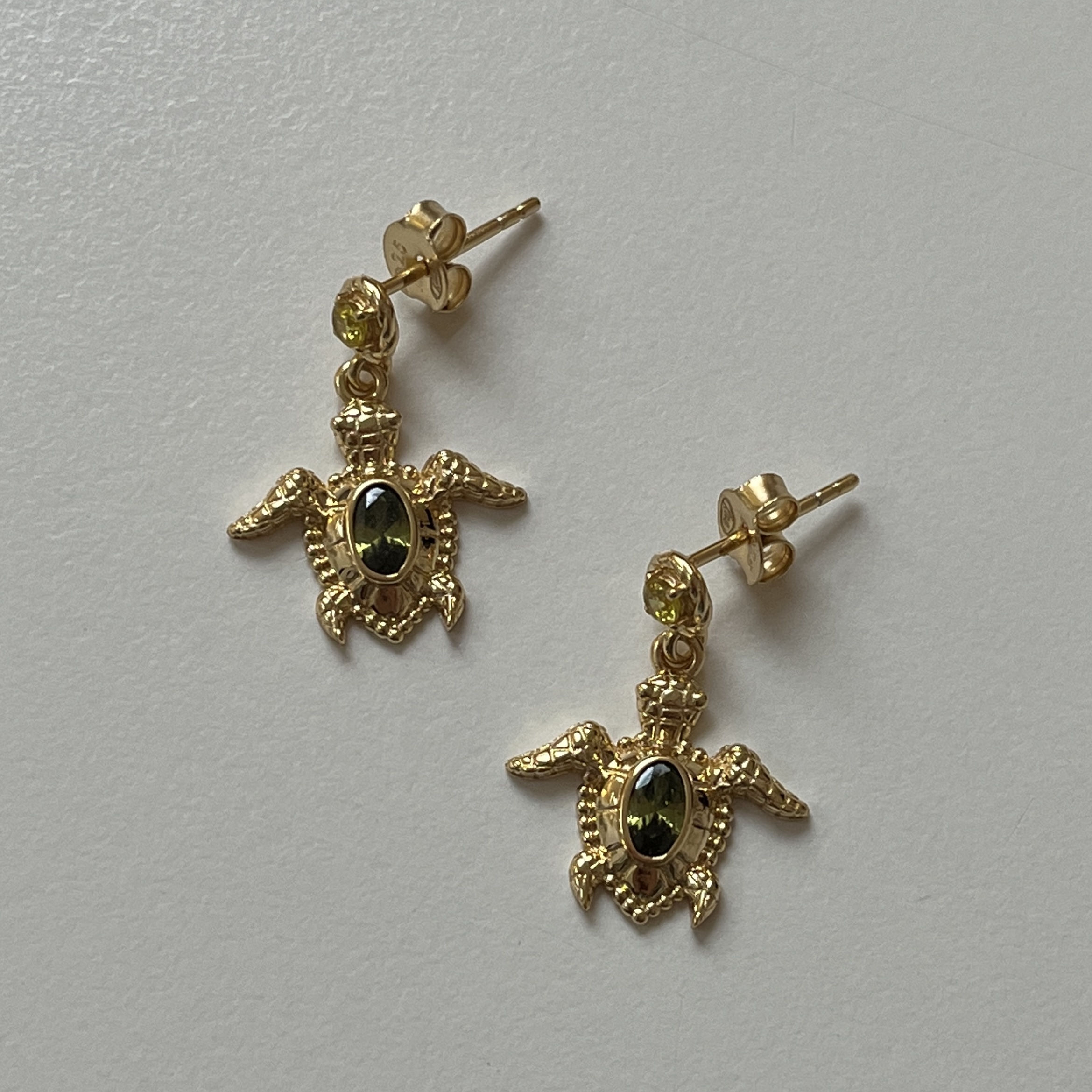 Oorhangers met schildpad en groene stenen - 424130Y Oorhangers met schildpad en groene stenen - 424130Y