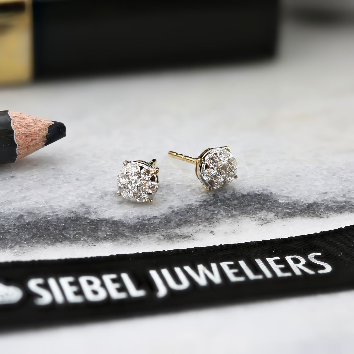 Geelgouden oorknoppen met diamanten E480-ER010304ADI-YW