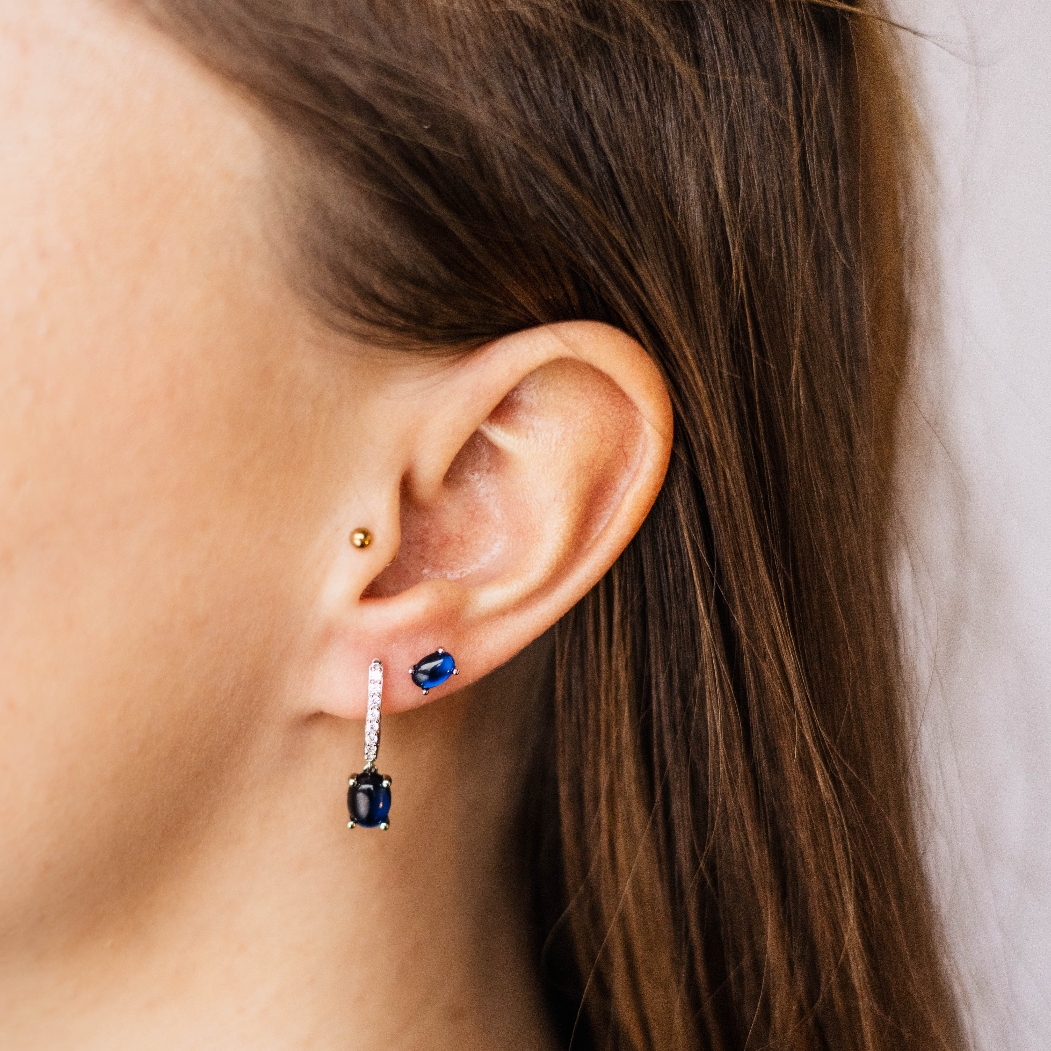 Sterling zilveren oorringen met blauwe steen KC1044B