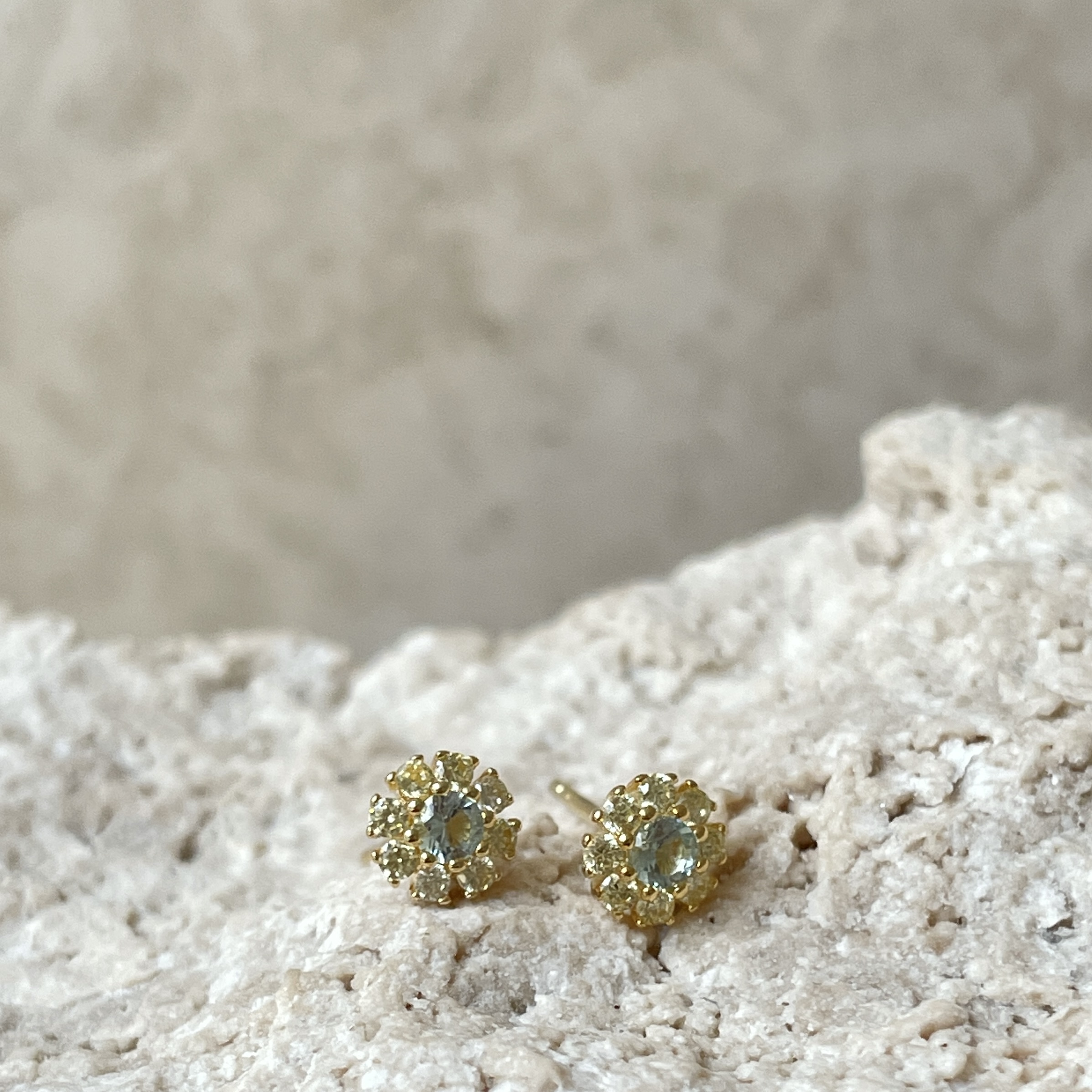 Oorknoppen van gold plated  met bloem detail en zirkonia 42456Y