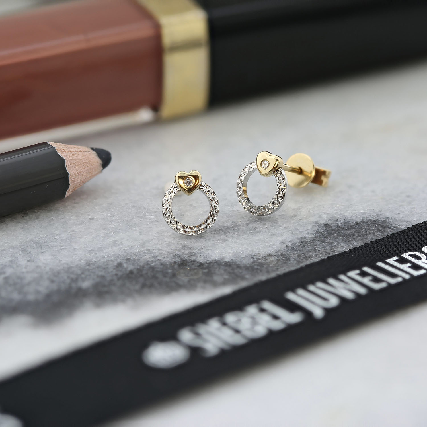 Geelgouden oorknoppen rond met hart E480-EG470005ADI-YW